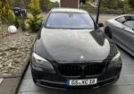 Eleganter schwarzer BMW 750i, mit moderner Optik und sportlichem Design. - Hochwertiger BMW 750i in Schwarz, präsentiert sich vor einem Wohnhaus, ideal für anspruchsvolle Autofahrer, die Komfort und Stil suchen.
