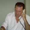 Mann spricht am Telefon, sucht Handwerker, Kundenservice.